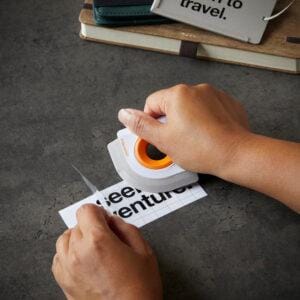177410 Fiskars 2in1 Vinyl Applicator Apply Backer Action 1x1